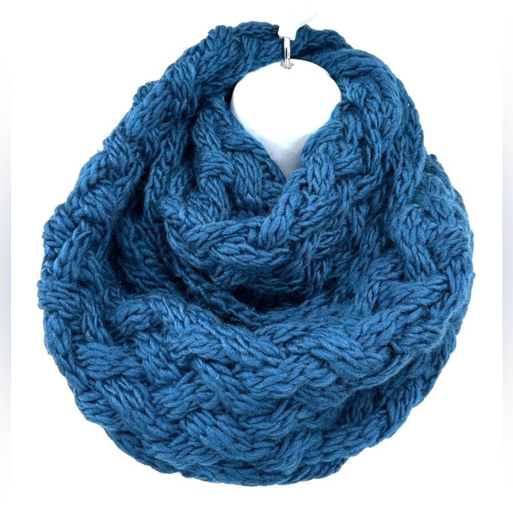 BASICO Simple Wear Chunky Knit Prussian Blue Infinity Scarf Soft Cozy Warm NEW - Picture 8 of 8